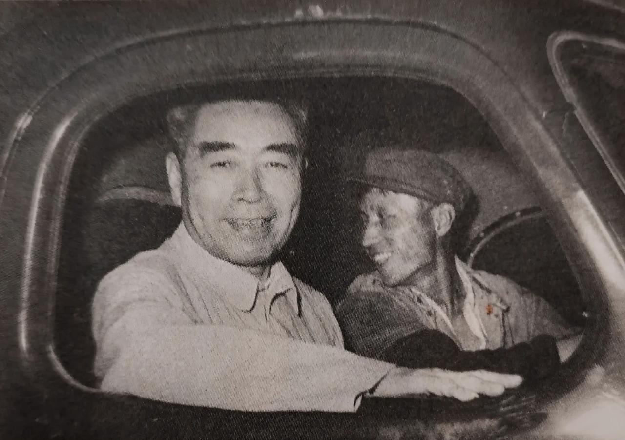 1962年的这张老照片，定格了令人难忘的画面：周总理坐在国产汽车里，脸上满是自豪