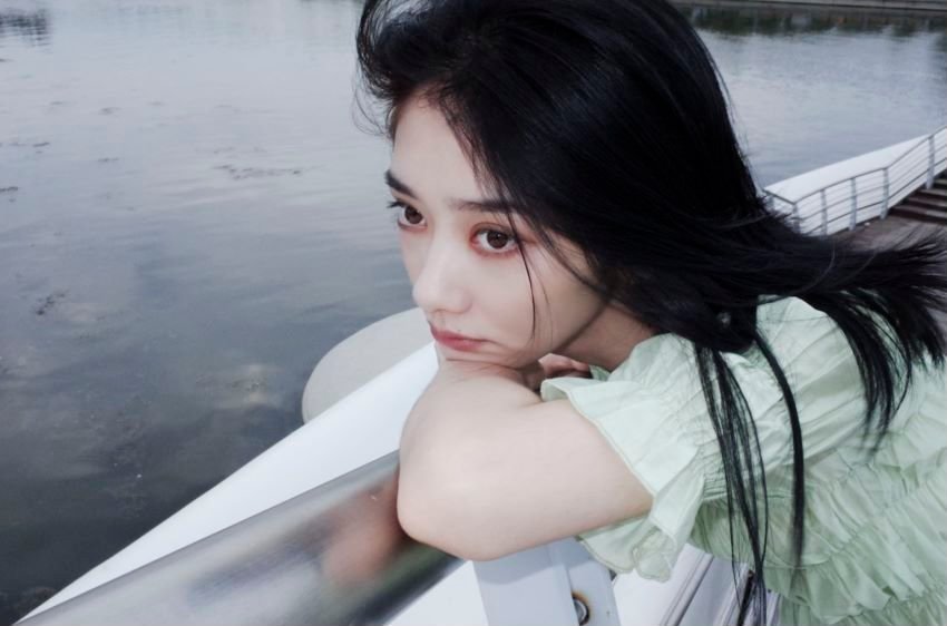 #王影璐好有氧气感的一张脸# 王影璐也太漂亮了，这件绿色一字肩造型，好适合她啊，