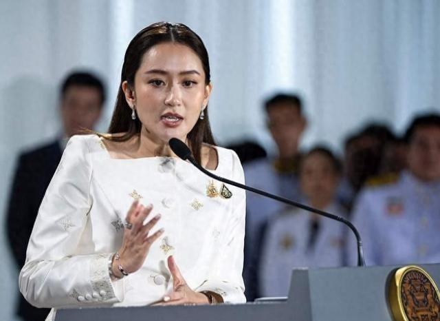 [微风]泰国文化部长佩通坦重磅宣布：她已接受泰国宪法法院裁定，被解除总理职务！那