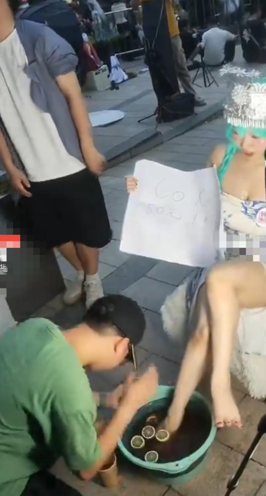 别被短视频片段带偏了认知。
最近流传的漫展售卖所谓洗脚水的视频，大多是网红团队策