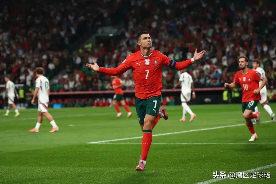 2026美加墨世界杯小组赛首轮，上演着足坛最残酷也最浪漫的剧本——一边是少年意气