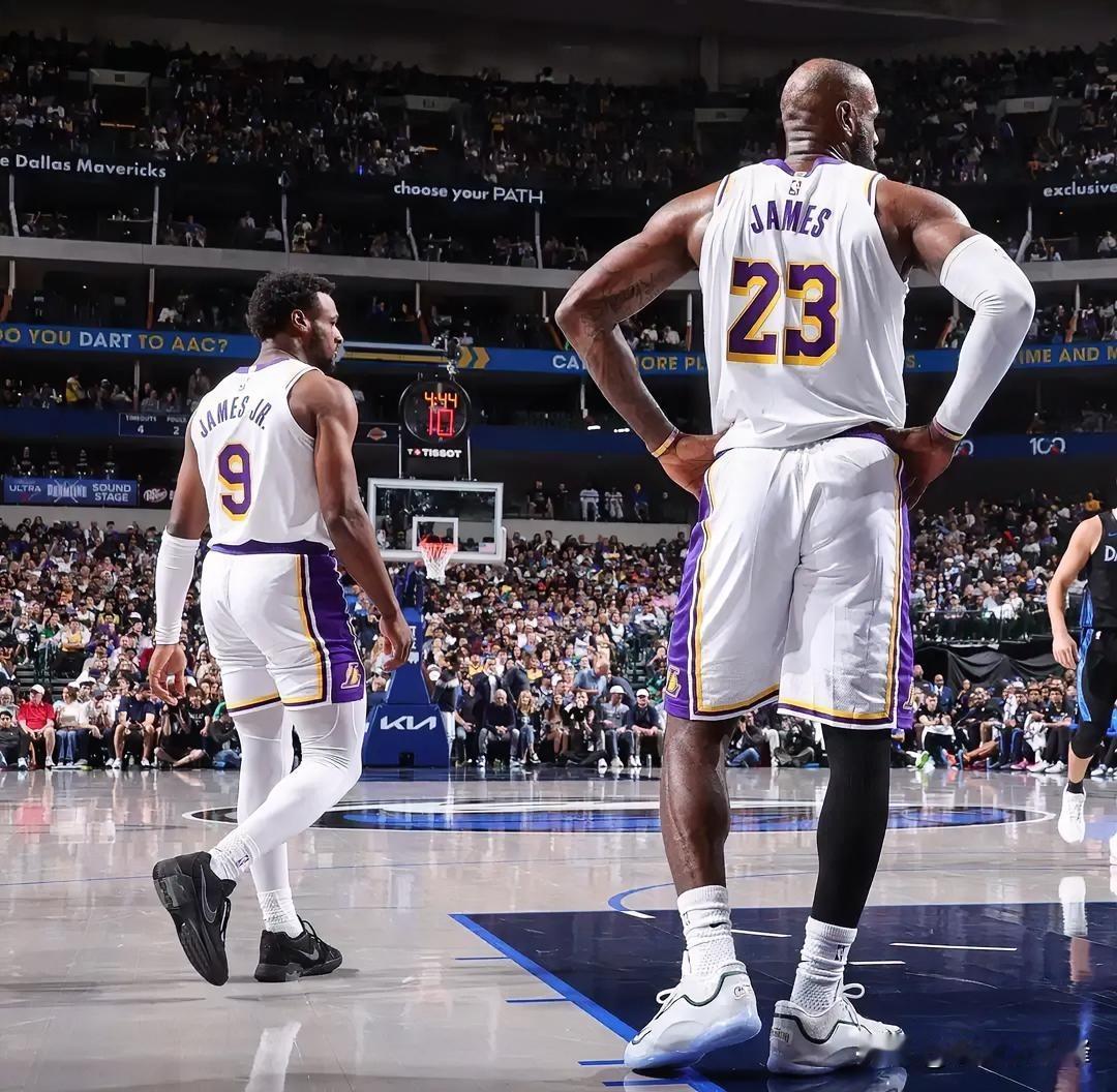 主打一个清醒！布朗尼谈父子同台：我爹疯狂感动，我疯狂打工
 
4月17日，湖人训