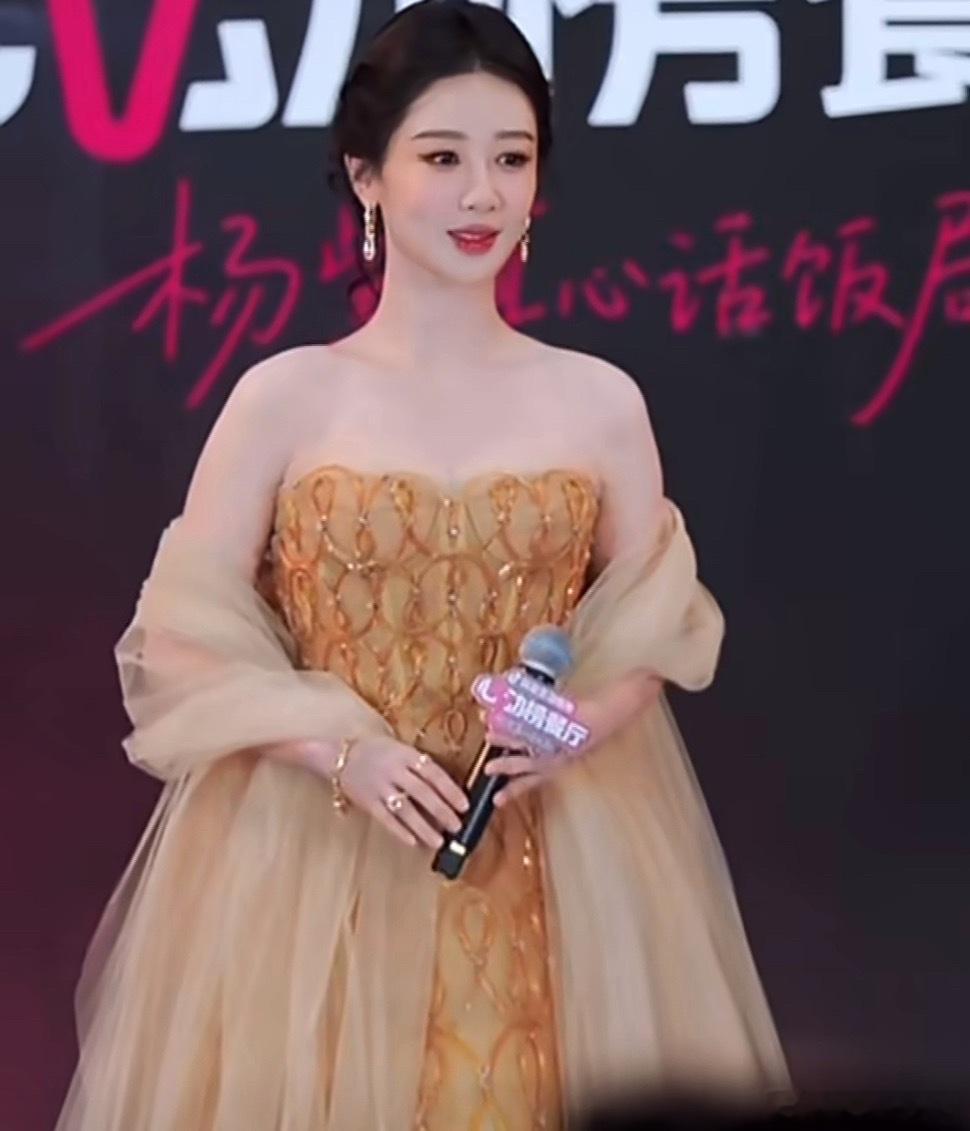 杨紫鎏金网纱披肩杨紫鎏金重工网纱高定长裙 杨紫鎏金网纱披肩好美😍杨紫