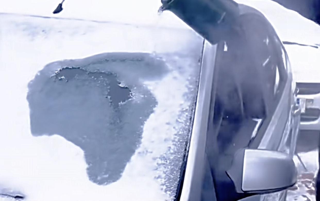 你说她笨吧，她懂的浇别人车，不浇自己的车。你说她聪明吧，她用开水浇别人车。
起因