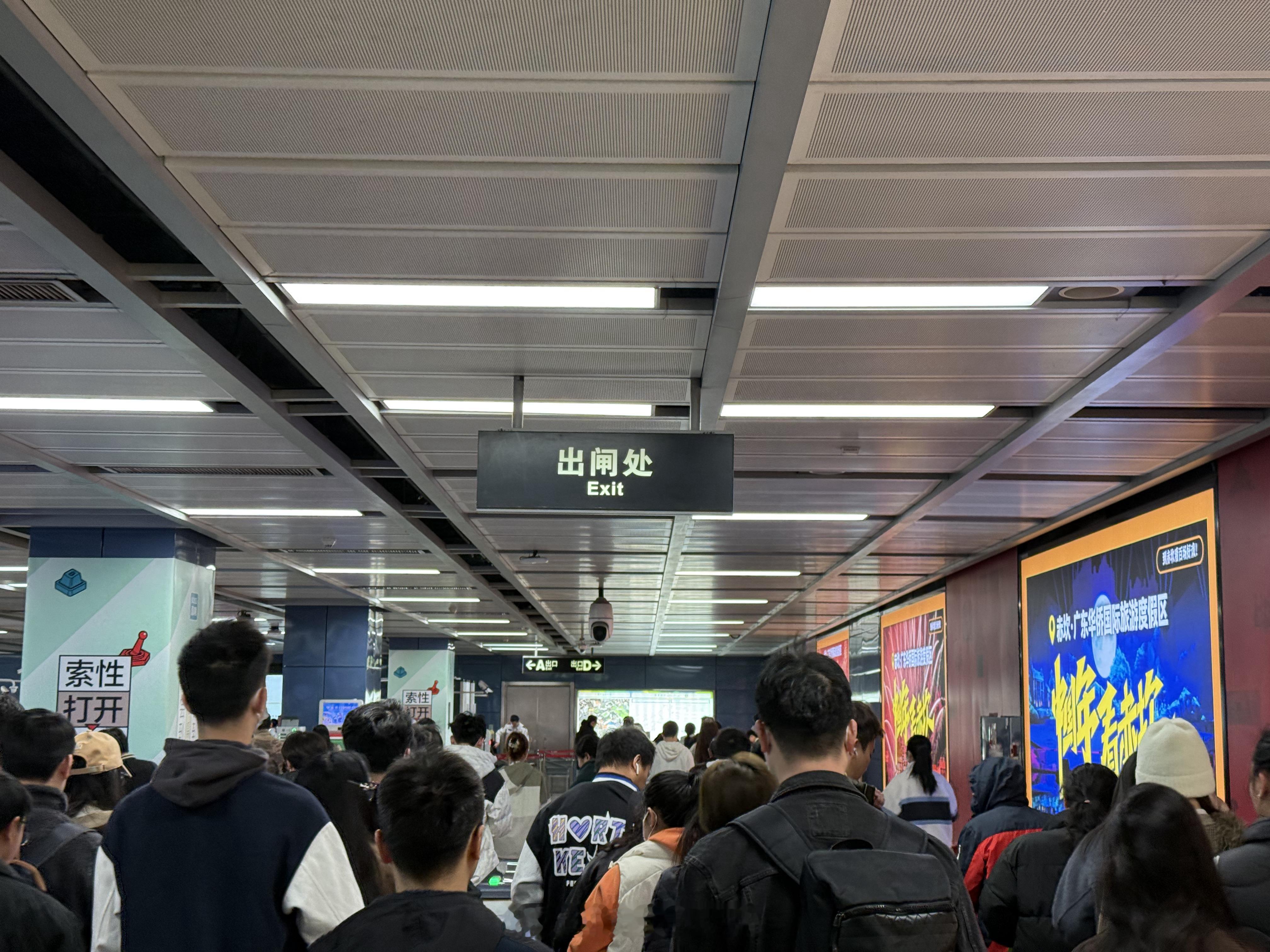 今天🚇地铁三号线有多挤？这么说吧，我把 iPhone 16 Pro Max 放