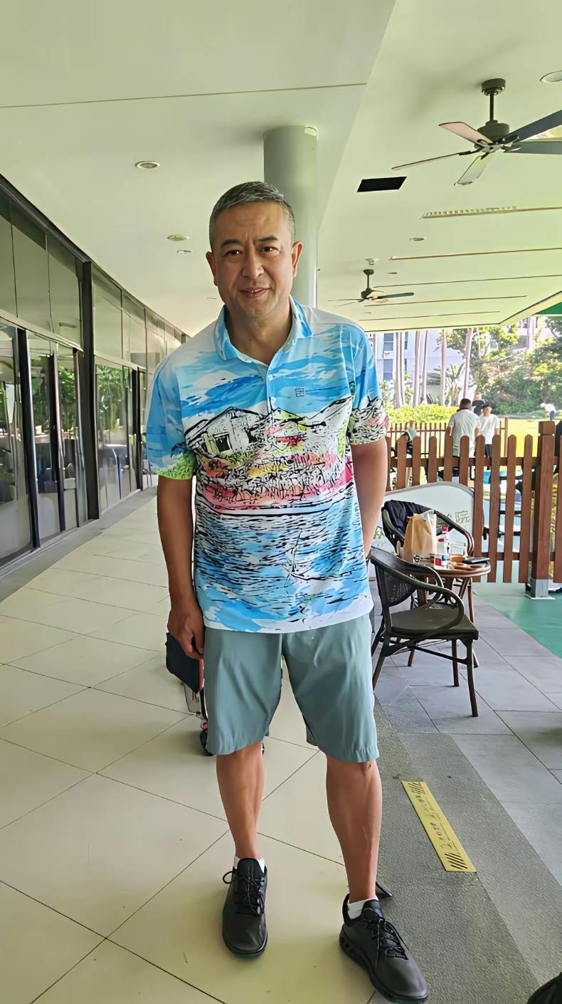 前年我有幸在西安书院门城墙底下见到了真人张嘉怡。他穿着黄皮夹克。那时还年轻。是冬