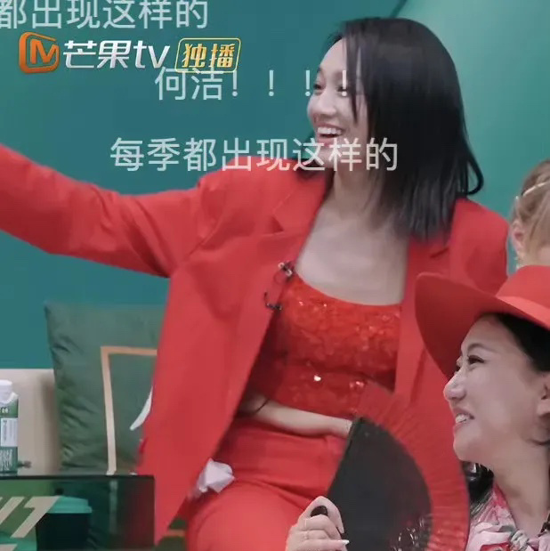 #朱丹小肚子流出来了#网友们的观察力真是惊人，朱丹姐姐的小肚子就这么被发现了呢！