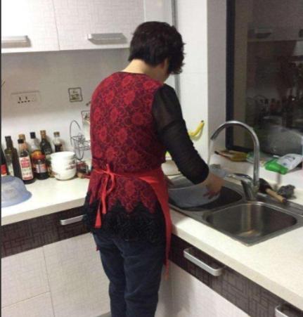 “有钱任性，凉水也挑！”上海一雇主要吃凉面，保姆煮好面条后，正用凉水过面条，雇主