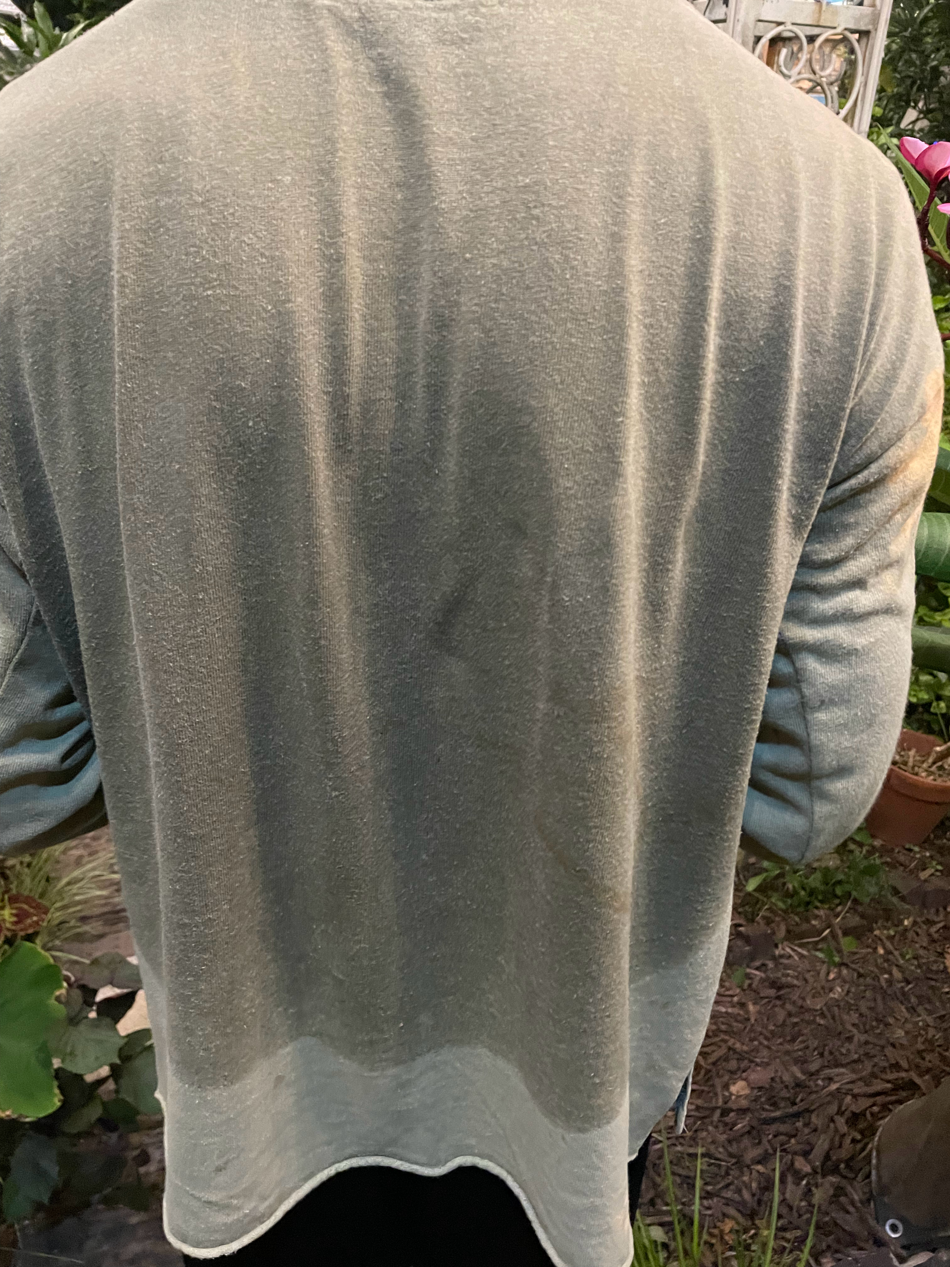 这一天天的，每次在花园里干完活，衣服都会湿透，正好在裤子那里会形成一道天然的分界