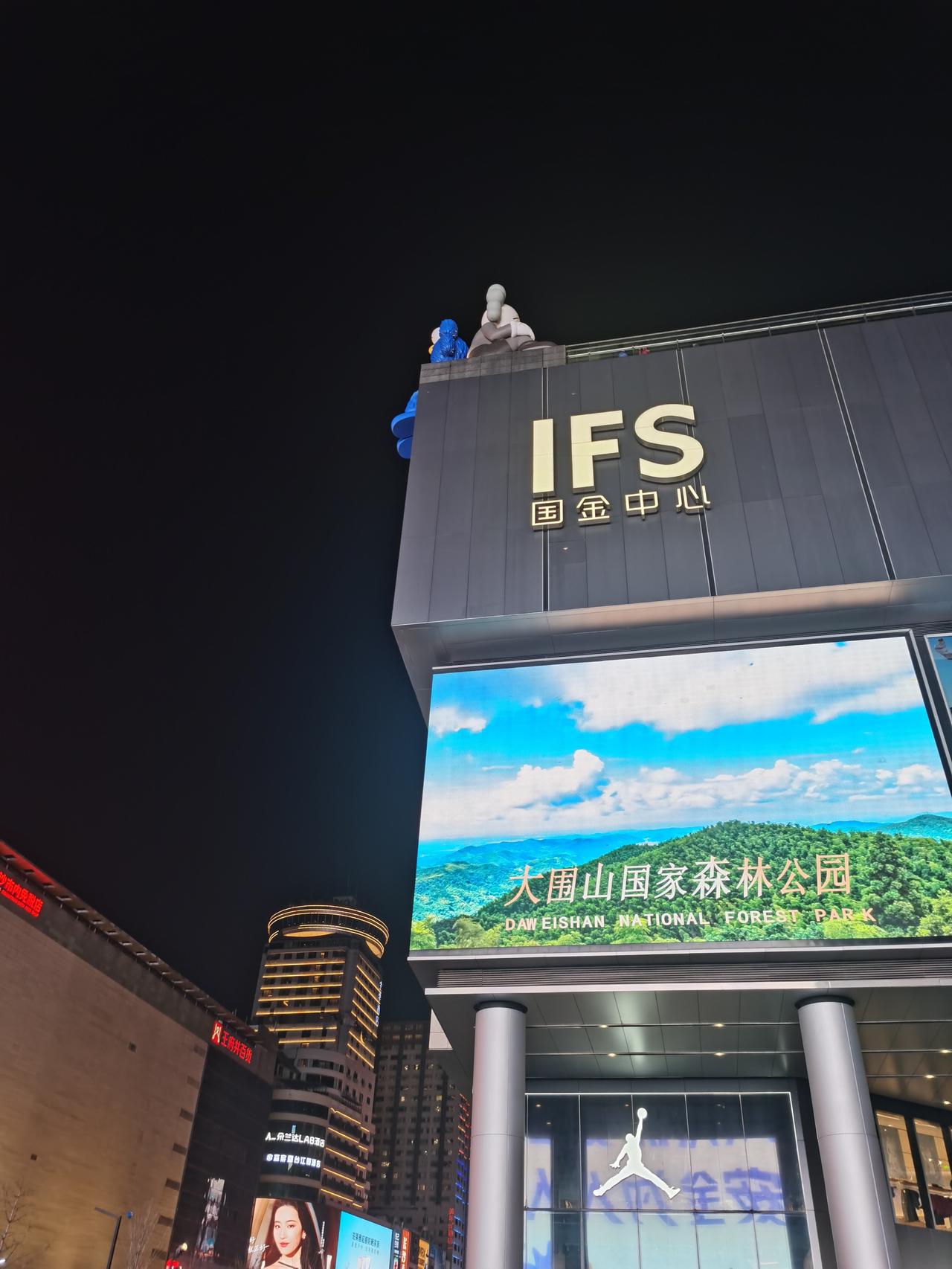 楼顶上是个啥？有人说是熊🐻，你觉得像吗？高楼顶上 顶楼上的猫 楼顶治愈时刻 藏