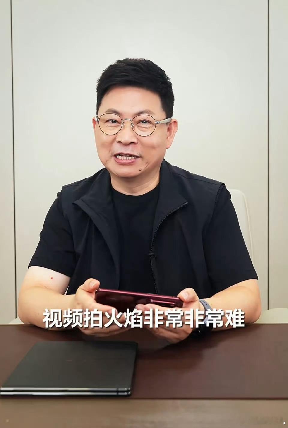余承东秀Pura80拍火视频看余总分享的华为Pura80系列预热视频，新机微曲屏