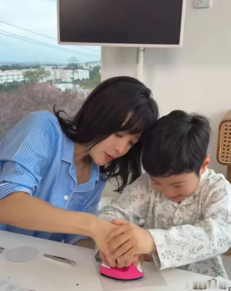 韩星蔡琳带妈妈儿子过母亲节，妈妈头发全白但皮肤很好，打扮时尚！！！ ​​​