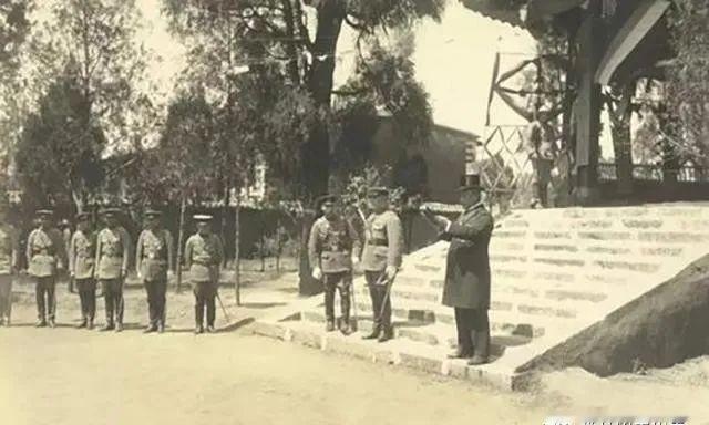 1918年，钱秀芬因貌美，被丈夫的好友看中，谁知，此后丈夫不仅遭暗杀，自己也被迫