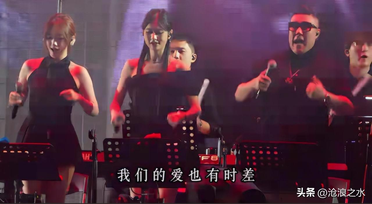 一朝开唱却成全队友！徐良演唱会，主唱沦为背景板，小姐姐太好看了！
 
有句话说得