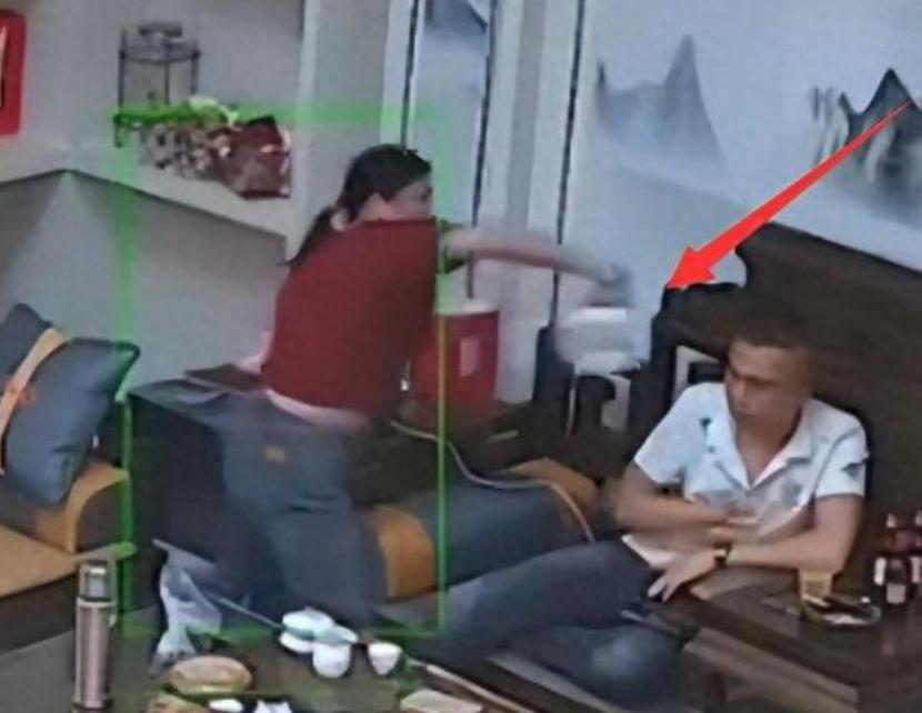 反转来了！

4月16日的监控画面里，女人端着开水壶站在丈夫身后，争吵声刚落，滚