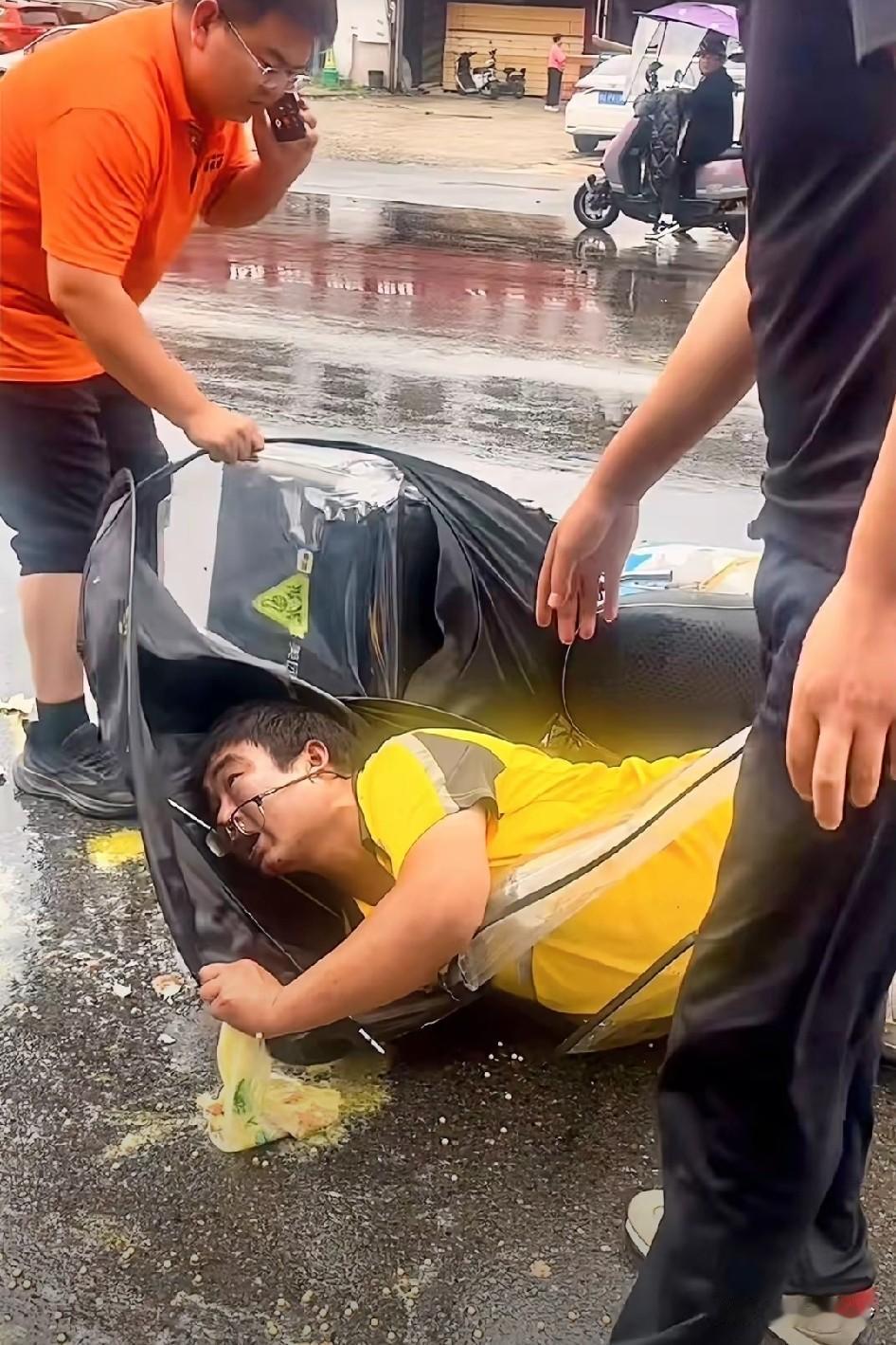 这个外卖小哥不知道怎么样了？
雨蓬戳进去了，
不知道是头部还是脖子，
至今还没有