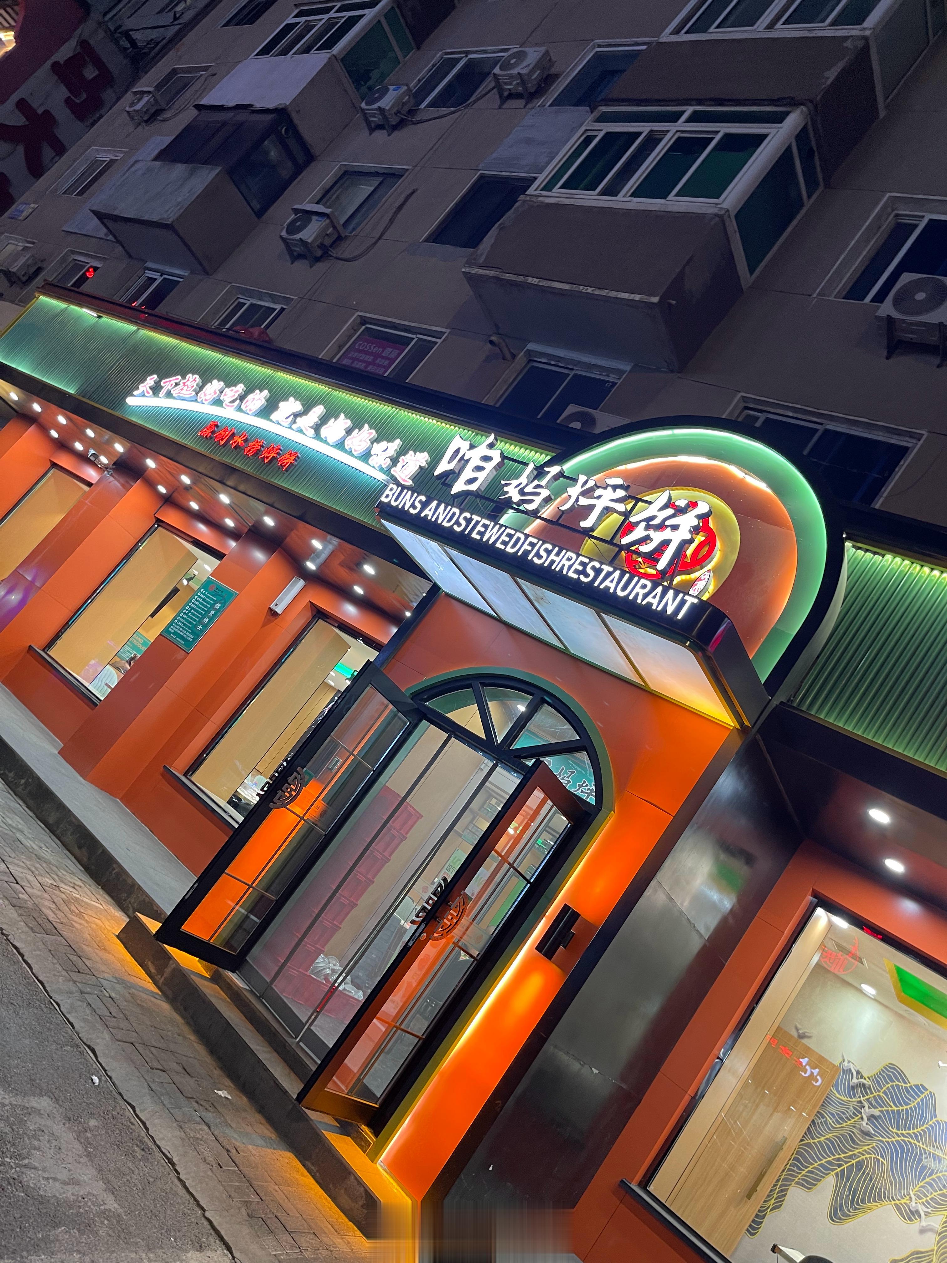 都挤一起了，年轻人都来谈将来发展打算。都表示要好好努力好好干。每个人都有优缺点，