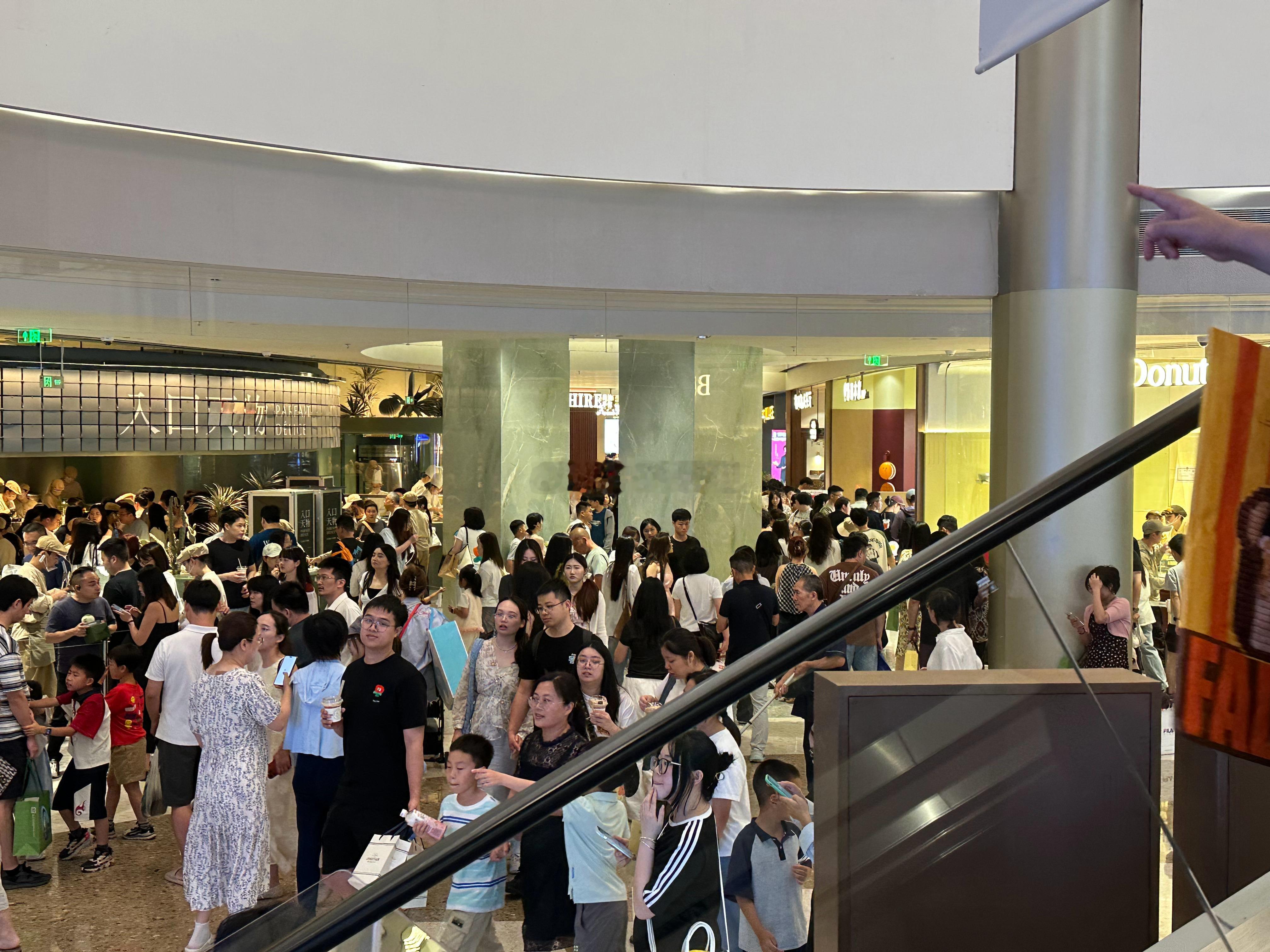 昨日的厦门万象城客流超30万人次。 
