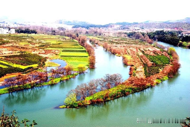 .
霞铺江河铺新辉，
阳照山川绣彩锦。
新天祝福送给你.
旧事抛远迎心舒。
征程