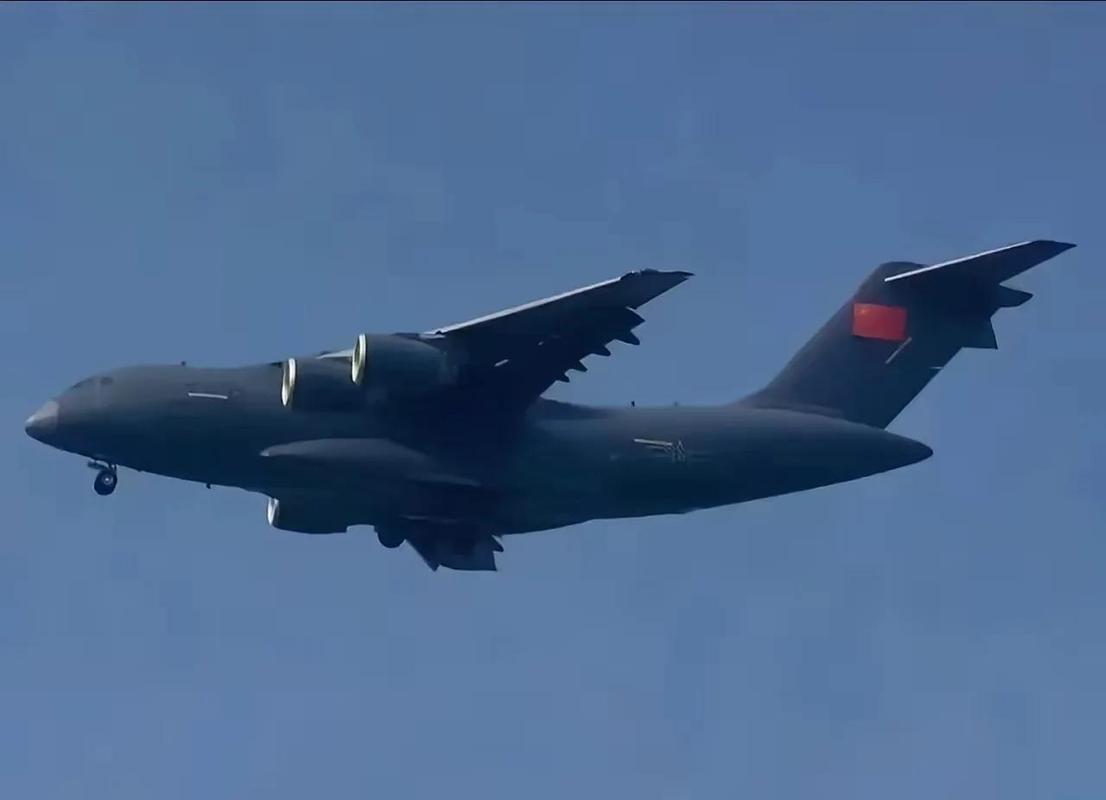 厦门7名高考新生乘坐运20B前往空军航空大学报到。其中来自集美区3人、同安区2人