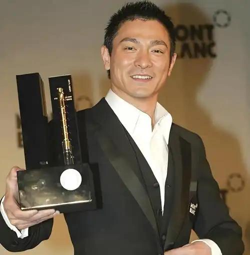 德华的福报为什么那么大？为什么就他能红一辈子？其实刘德华最大的作品，不是电影，不