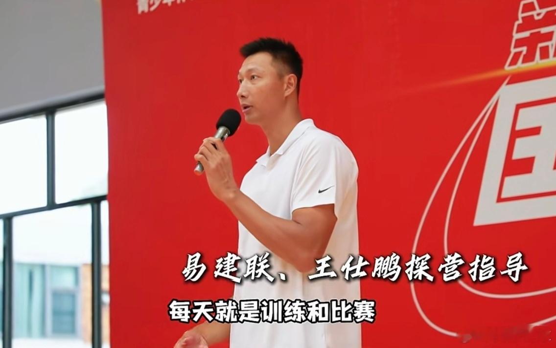 易建联最新动态，和王仕鹏一起来到训练营，亲身指导小学员训练，持续助力青少年篮球发