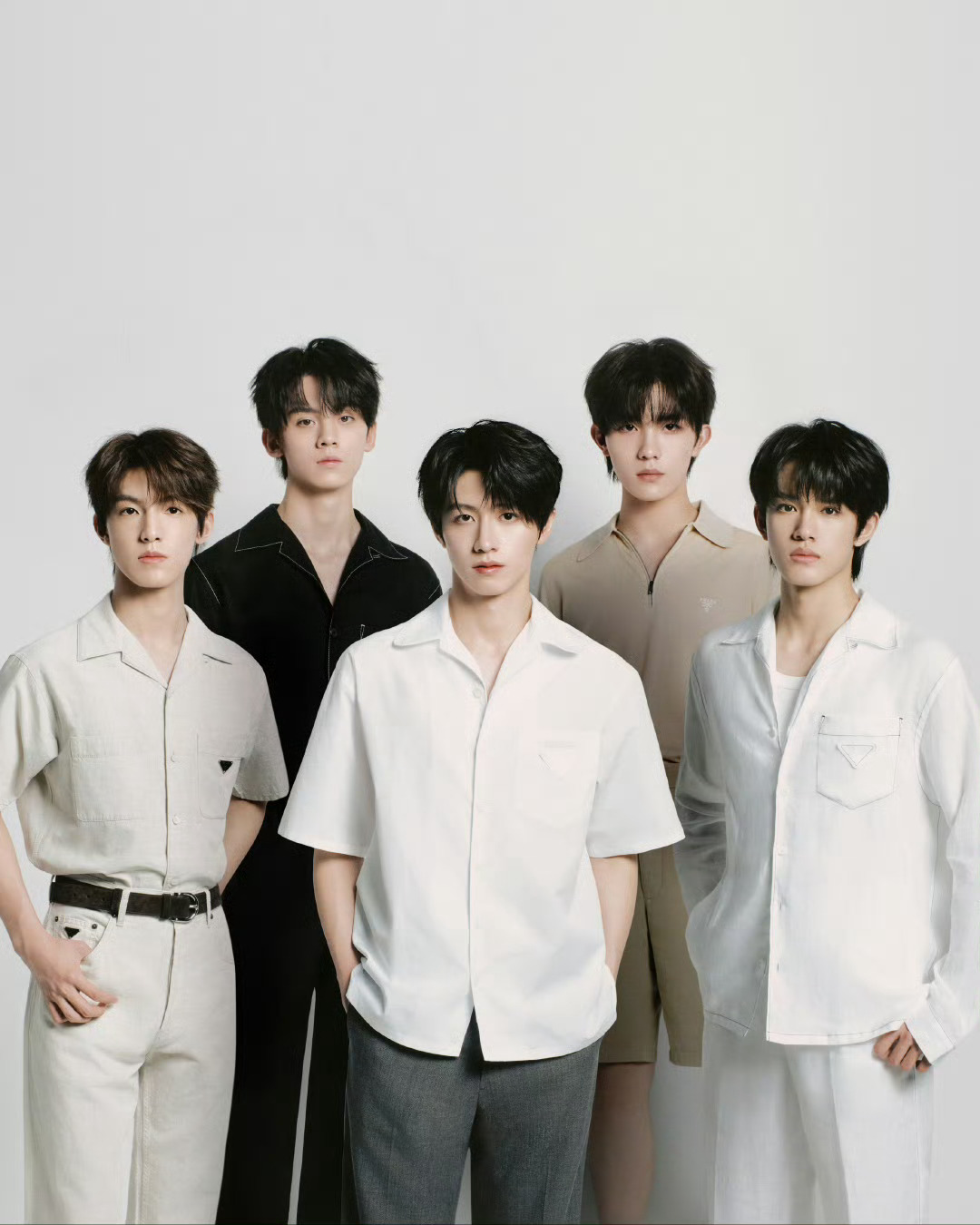 TOP登陆少年PRADA 2026春夏男装秀预热图集，浅色穿搭清爽俊朗，国际时装