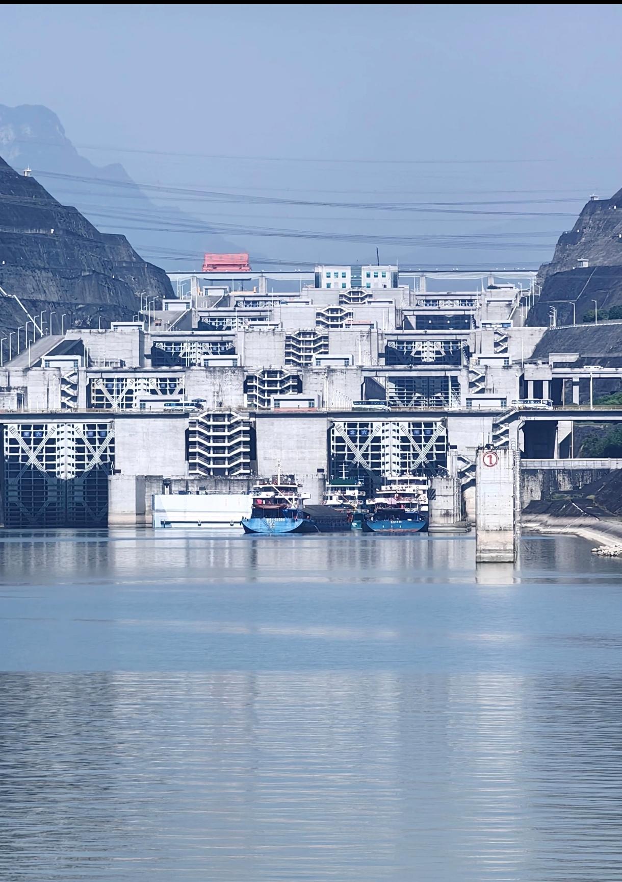 游三峡，看五级船闸是必选项目，等候时间很长也愿意。说白了就是一边上楼梯和一边下楼