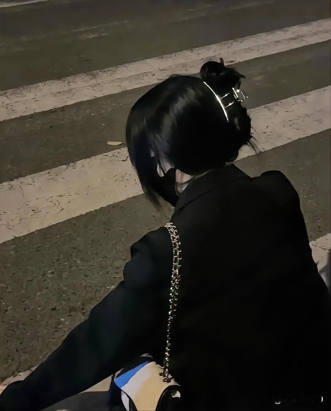 节后综合症

上班已然三天，假日综合症依旧赖着不走。

清晨起床无比艰难，只觉身