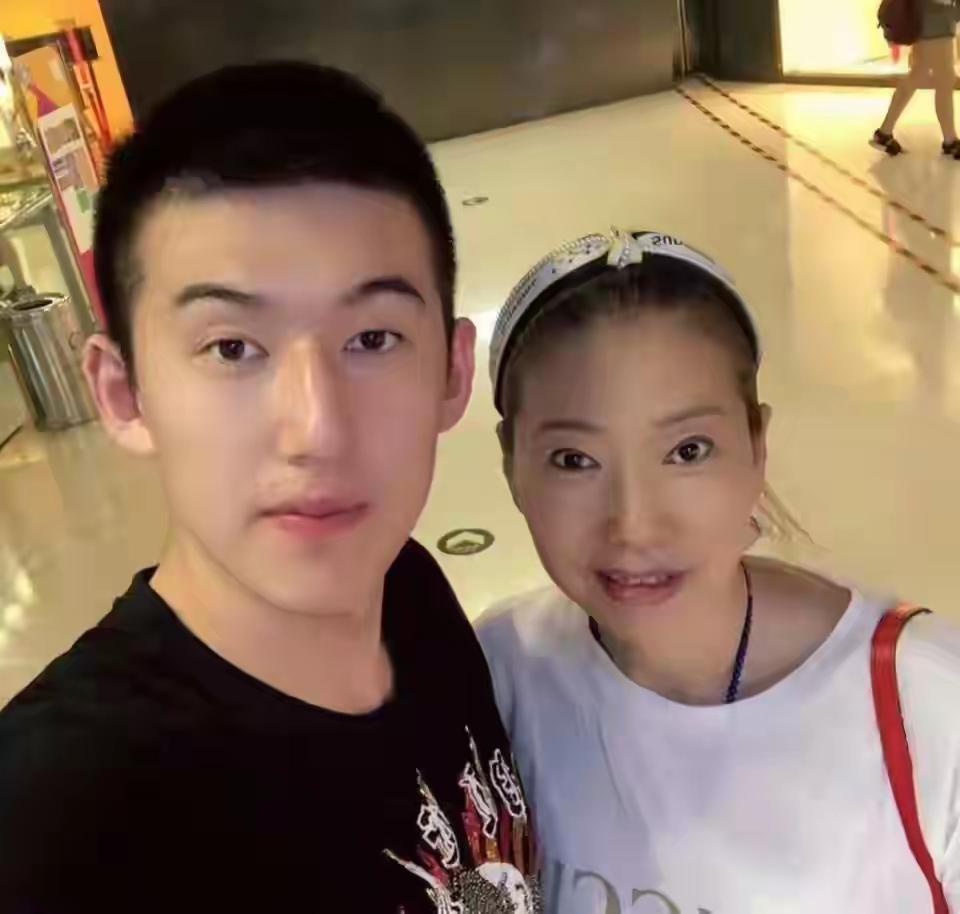 付豪的态度是不错的？联赛第一天刚打完，付豪就开始加练了。作为一名顶薪球员，付豪在