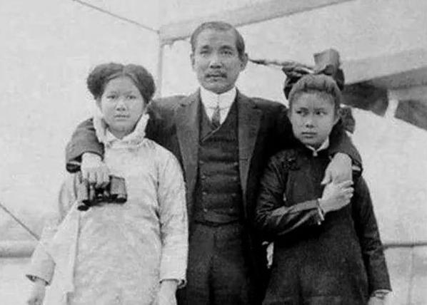 1935年，孙中山之子孙科，对离异的蓝妮一见钟情，还向她求婚，已有3个孩子的蓝妮