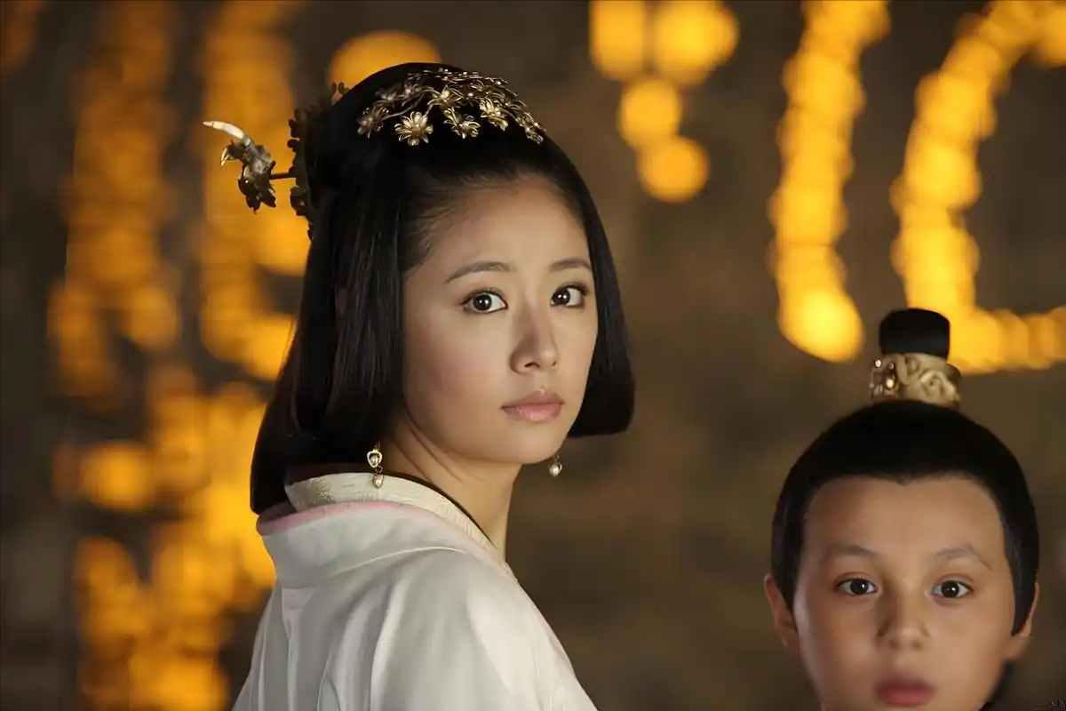 公元前180年,长安皇宫,一个宫女抱着自己的行李,坐上了去往封国的马车。她本来要