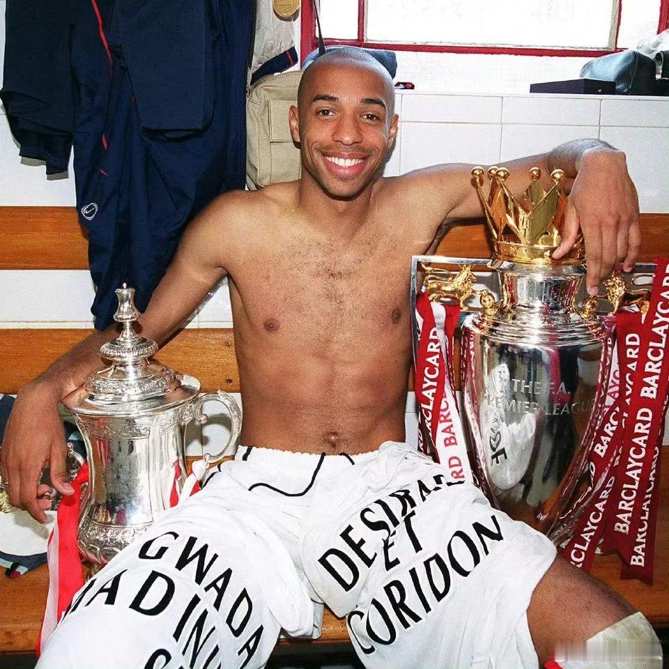 亨利与鲁尼均为英超传奇球星，分别代表阿森纳和曼联取得辉煌成就。两人均入选英超名人