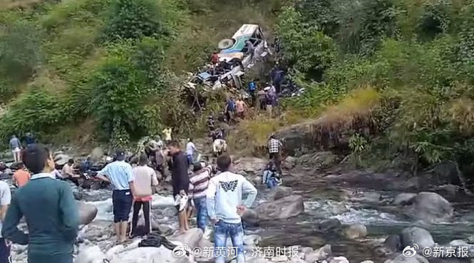 【#印度一客运大巴坠崖致36死#】据央视新闻消息，总台记者获悉，当地时间11月4