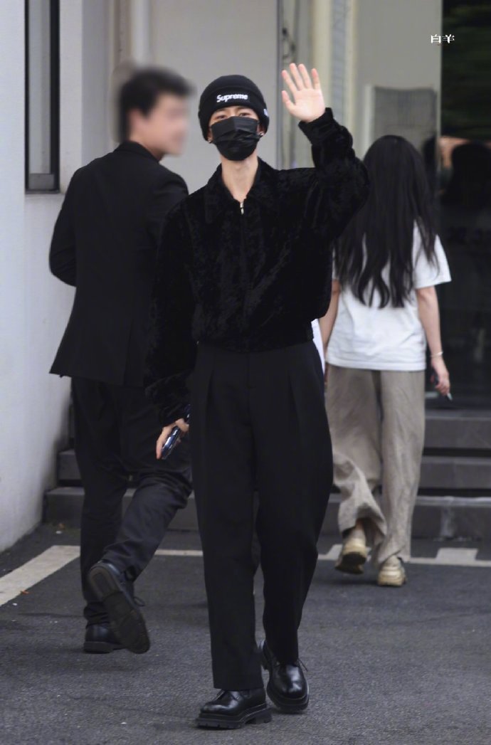 任嘉伦今日直播饭拍路透 ​​​