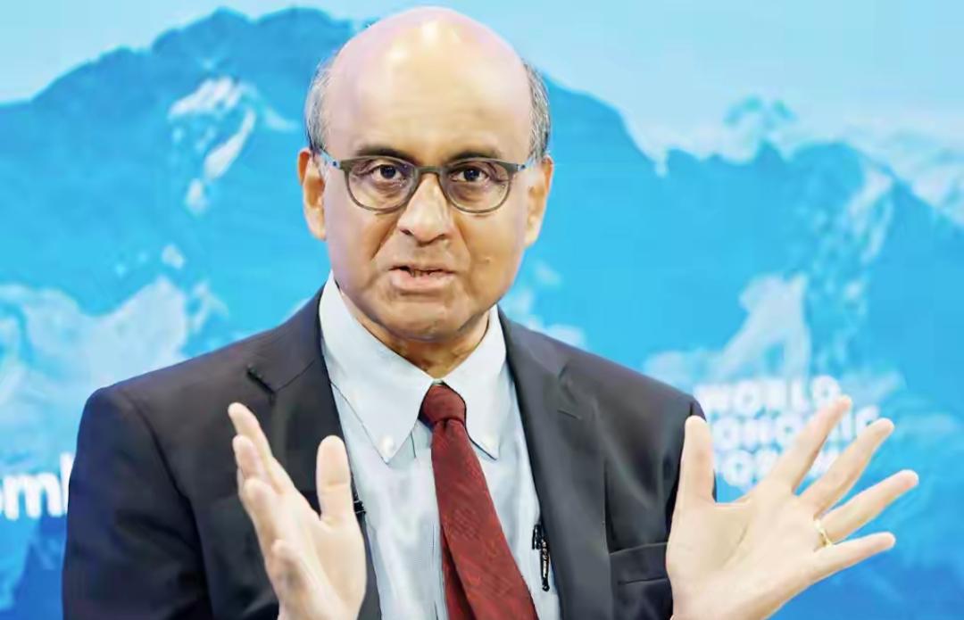 新加坡总统尚达曼在华盛顿隔空喊话，劝中国“放弃自给自足”，在中美之间找个平衡点。