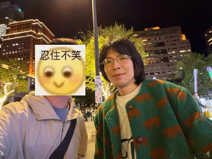 偶遇萧敬腾那天没下雨 有网友偶遇萧敬腾并分享趣事，重点强调相遇当天天气晴朗、并未