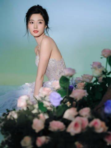 卢昱晓身着紫色流光纱裙的造型好美 小花仙降世 ​​​