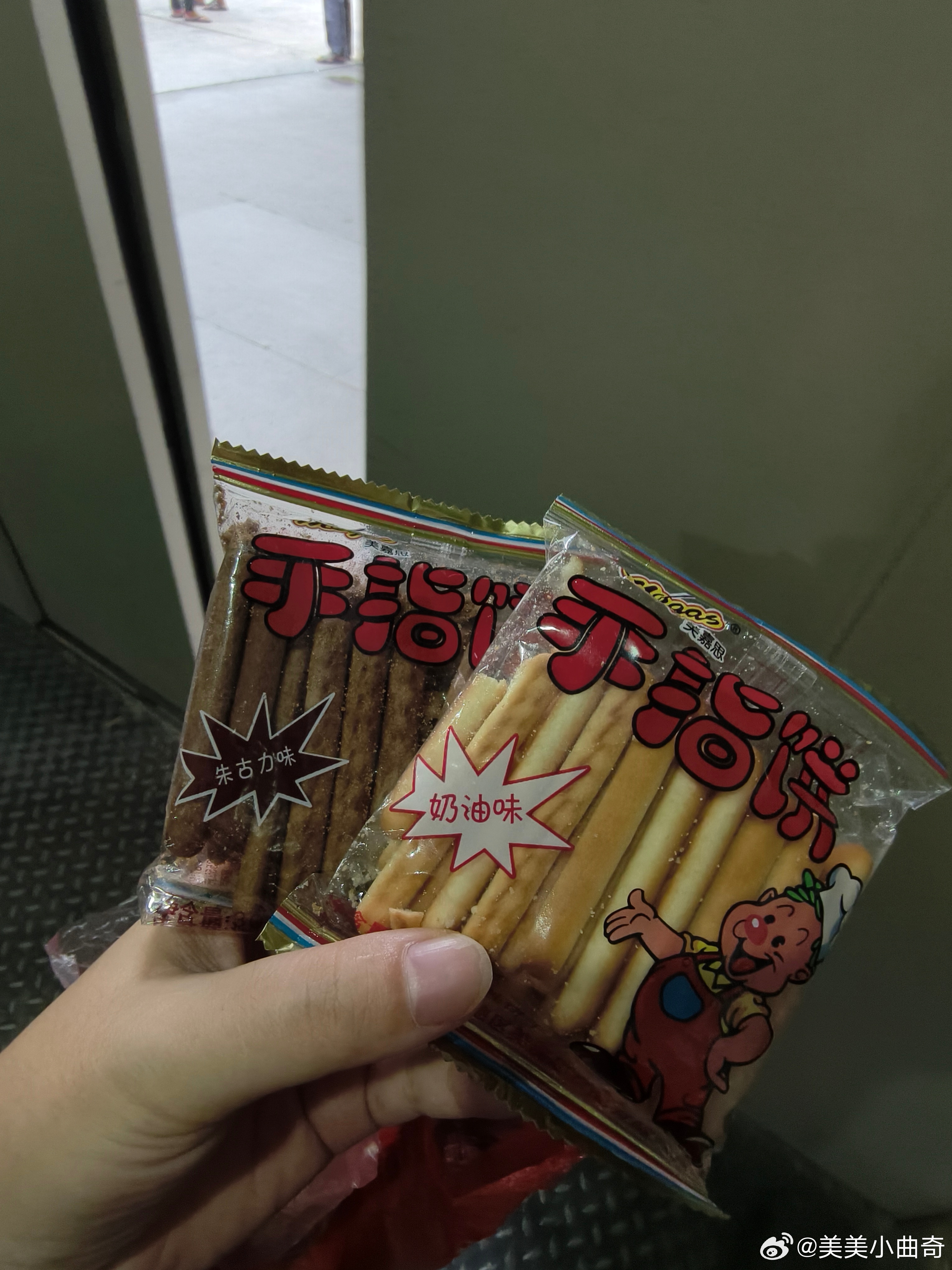昨晚外卖凑单买的小饼干早春晴朗剧情被吐槽32集怎么压缩到24集了，不够看啊，而且