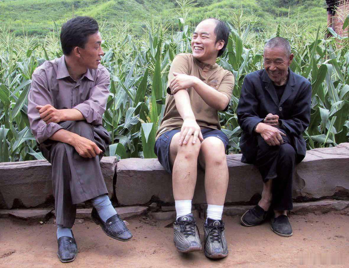 2003年夏天，刘红庆（中）和石存堂（右）、石占明两代歌王在红都村唐师曾/摄 ​