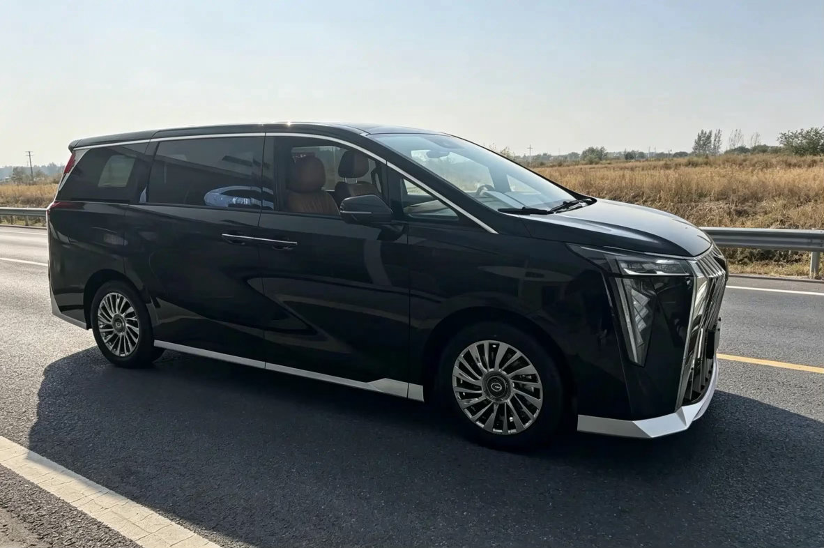 广汽传祺越7于2026年9月正式预售上市，定位中大型插混硬派SUV。车身采用方盒