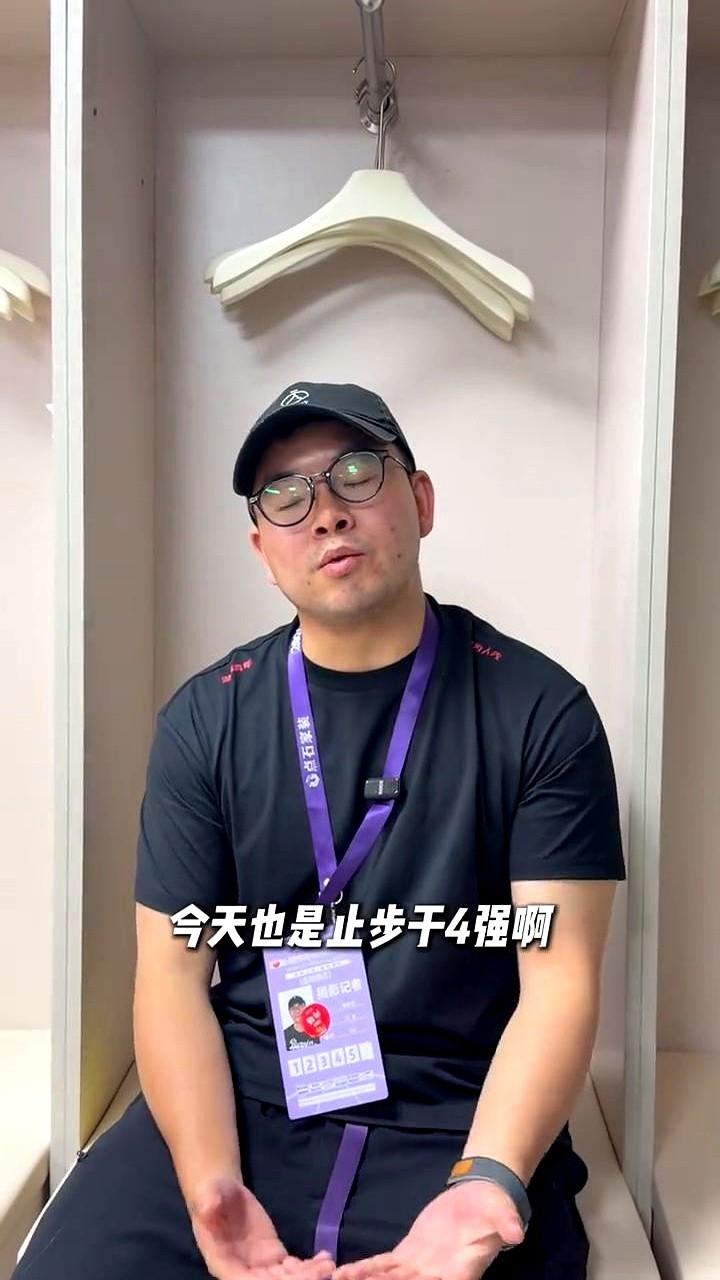 比赛结束了，灯都关了，永州的球迷还是不走。

最后4秒，王磊的三分出手，全场都站