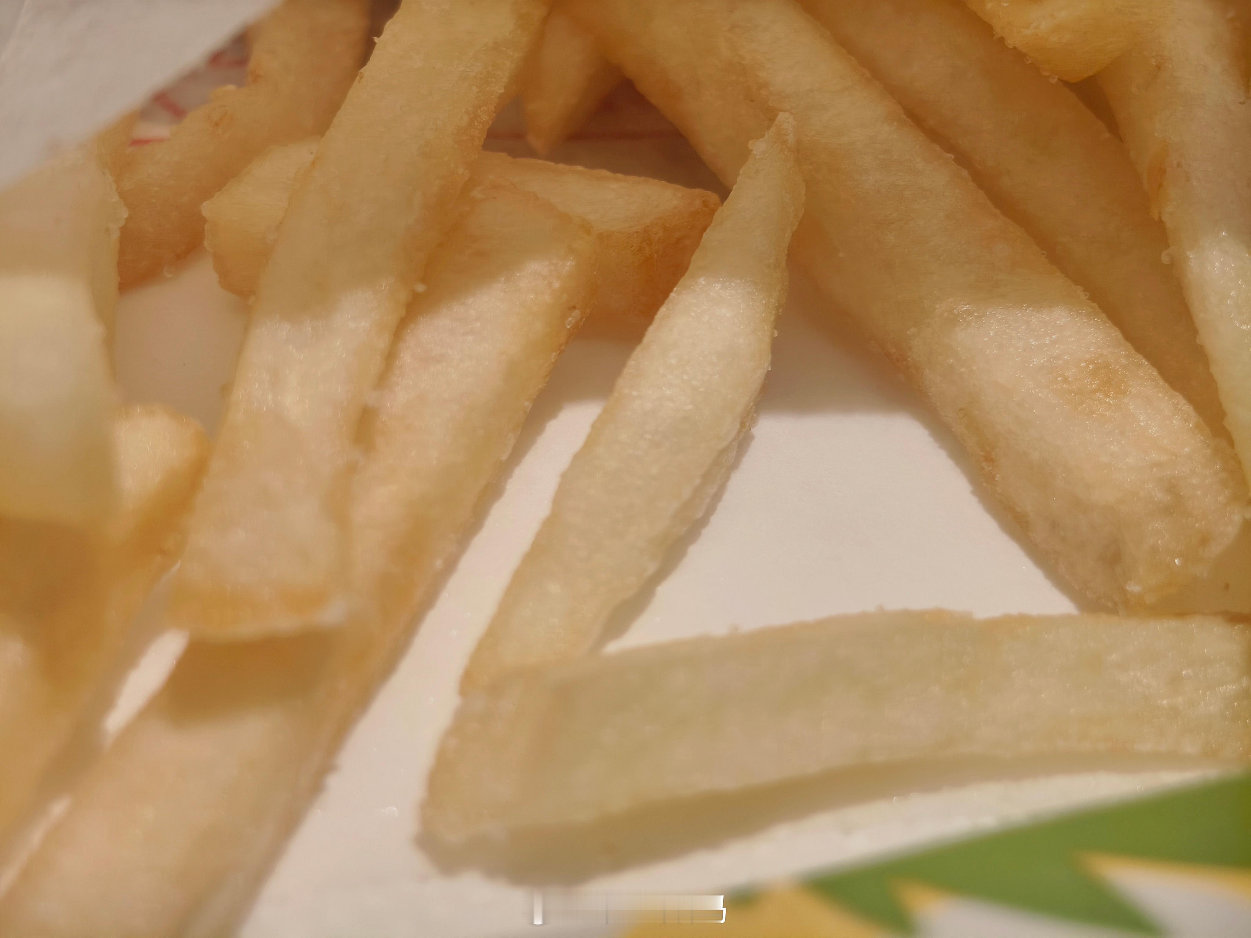 麦当劳现在的薯条真的好咸啊，肉眼可见的盐粉