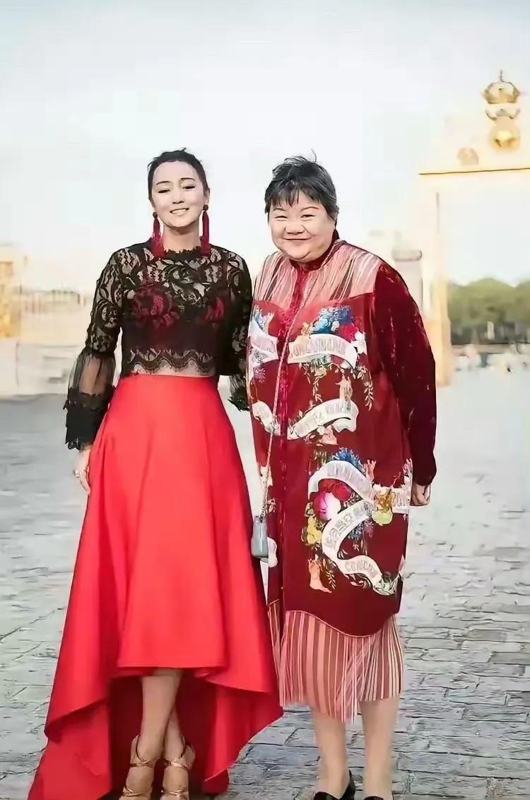 能和巩俐同框的应该也是强人，上网查了一下，果不其然，甚至比巩俐还要猛，真是人不可