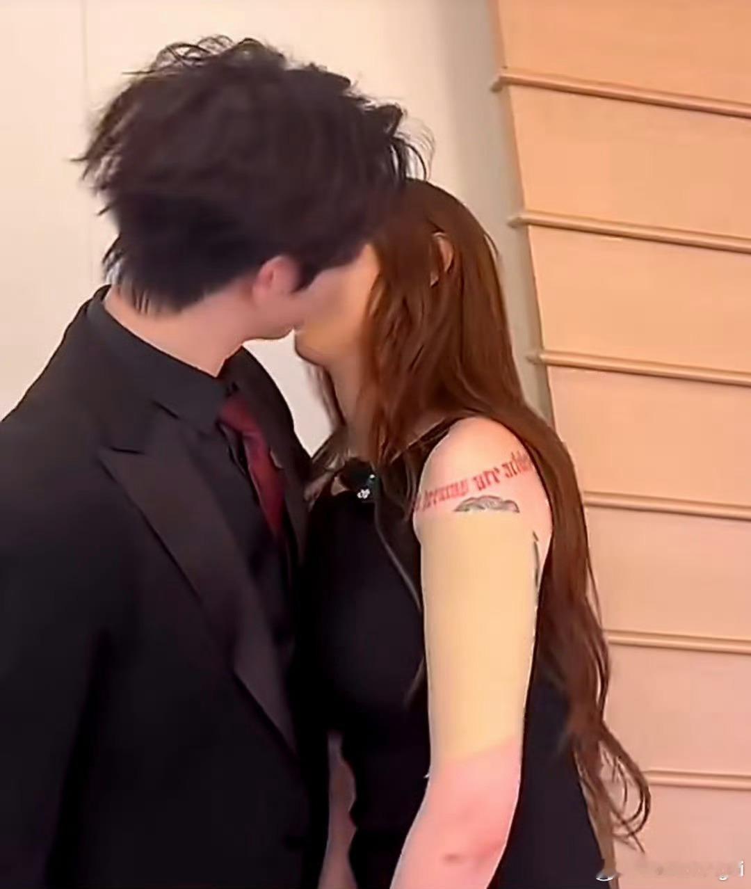 陈律痞幼接吻怎么天天买热搜 