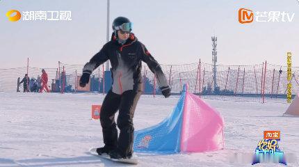 武大靖胜利近在眼前又远在天边 笑不活了！武大靖开局状态拉满，几道关卡轻松拿捏，结