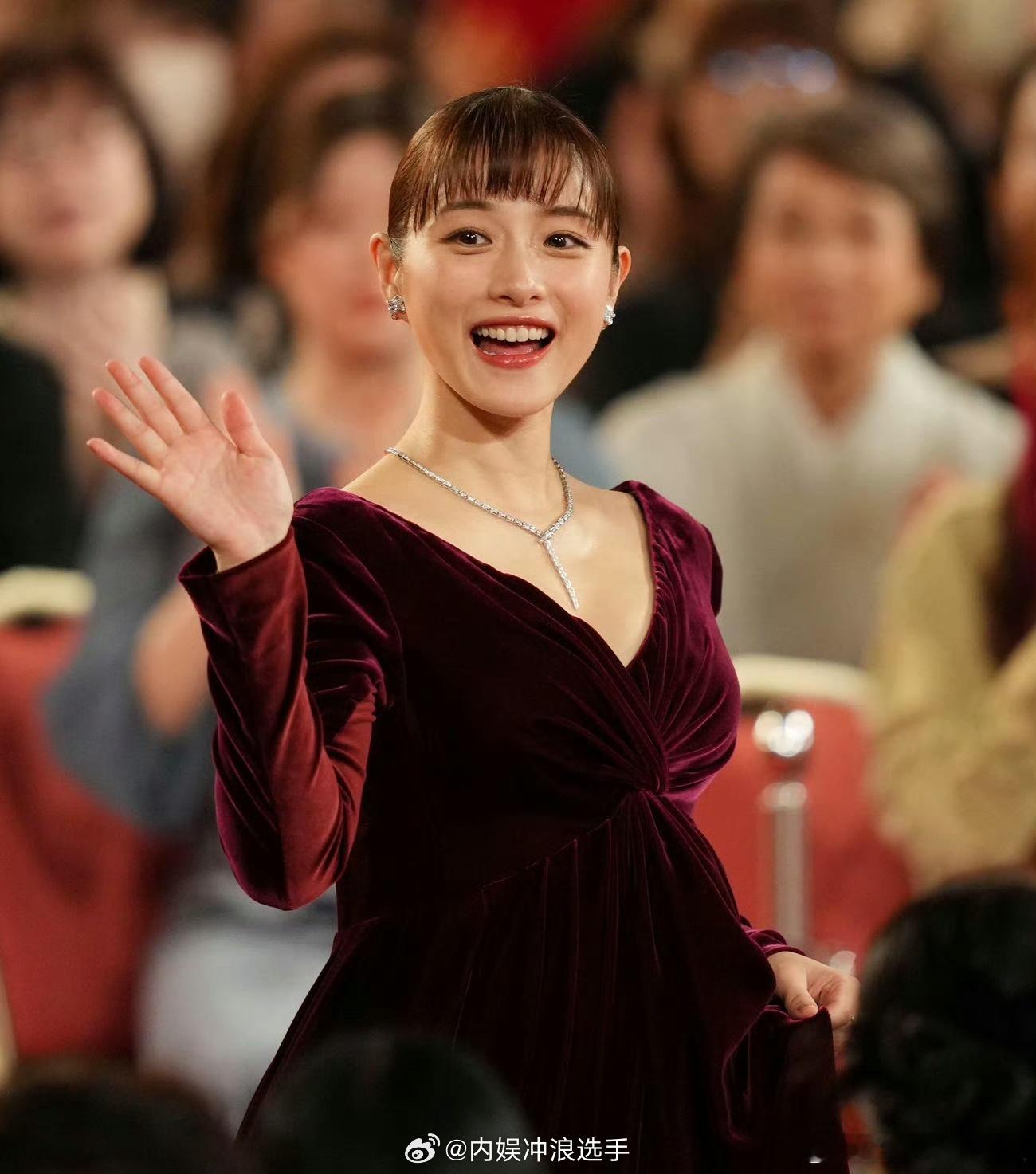 石原里美挺孕肚参加颁奖礼石原里美怀孕状态 石原里美怀孕状态真好！ ​ ​​​