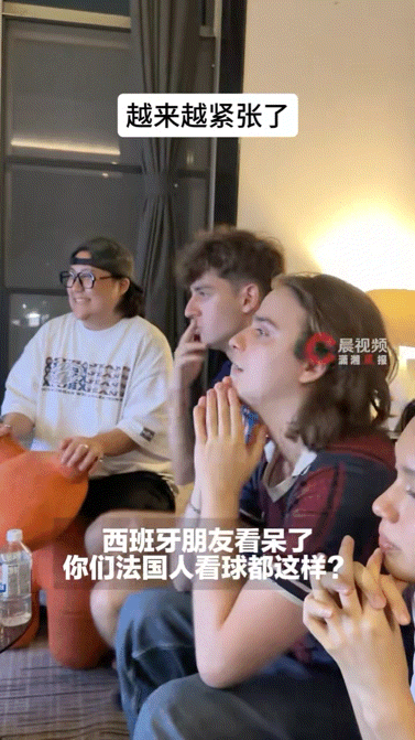 法国球迷急得开始拜拜了姆巴佩被法国人追着补水 法国球迷的赛前仪式感直接拉满！对着