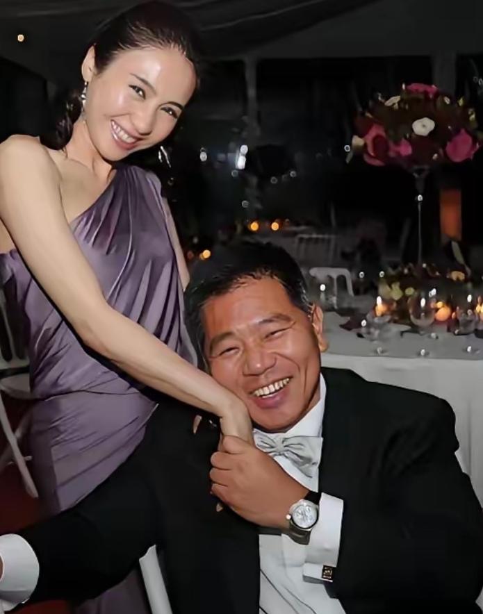 2009年，38岁的黎姿走投无路，哭着找到追求她多年53岁的马廷强借钱，马廷强说