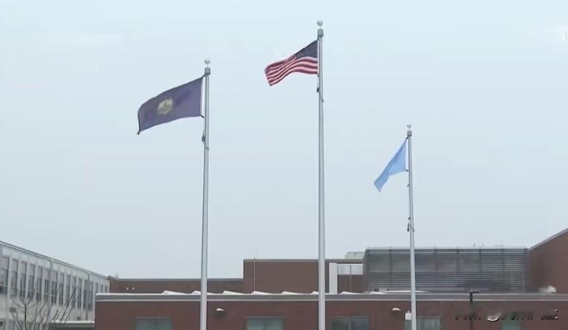 特朗普称索马里社区为“垃圾”后，美国佛州学校升起索马里国旗，以此支持校内的索马里